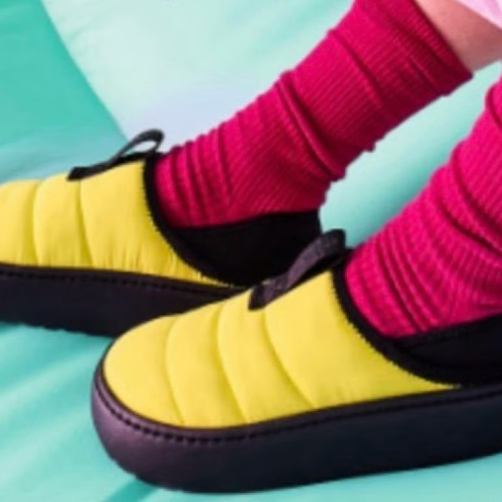 Crocs Classic Puff Moc Slip Shoes Cyber Yellow, Size US M8/W10 New With Tags